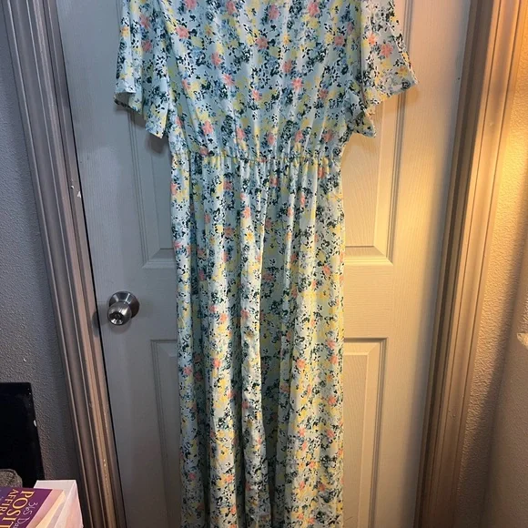 BloomChic Floral Flutter Sleeve Maxi Dress - Picture 4 of 4